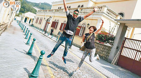 姜皓文與老婆到澳門玩街拍，慶祝生日及結婚周年。