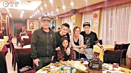 Oscar與圈外女友、細佬及同事到上海。