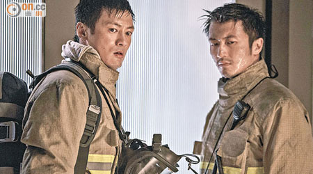 身為消防員的樂仔（左）為救兒子，與好兄弟霆鋒在火場對峙。