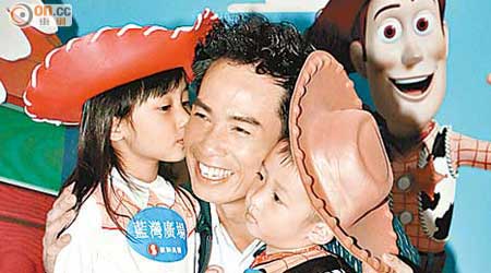 陳豪獲兩名小朋友送吻，一副冧樣。