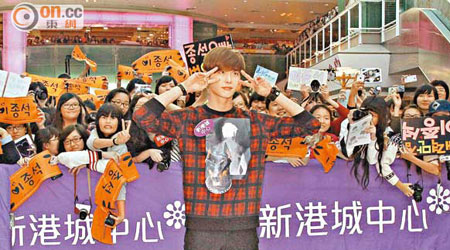 李鍾碩與全場粉絲大合照，並與影迷握手。