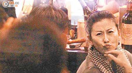 葉蒨文發現有記者，即向鏡頭嘟嘴扮鬼臉。