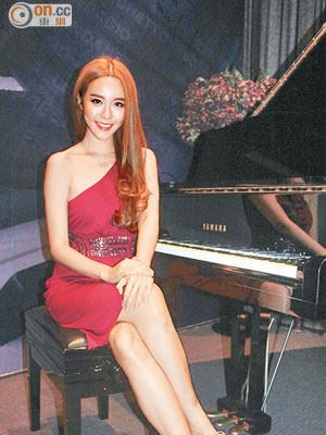 「馬國鋼琴公主」李元玲彈琴時儀態萬千，是很多男士喜愛的淑女類型。