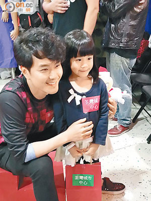 蕭正楠出席商場活動，與小fans合照。