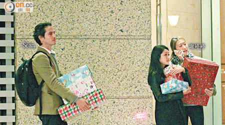 謝婷婷與Sean前後腳上樓，之後兩人再與長髮女友人拿着多盒禮物齊落樓等車。
