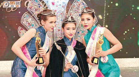 蘭娜（左）與陳夢圓向冠軍房星彤獻吻祝賀。
