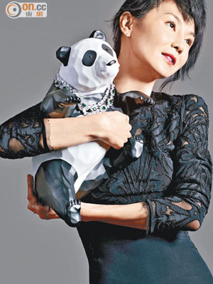 張曼玉抱着自己設計的「特務熊貓」拍攝型格宣傳照。