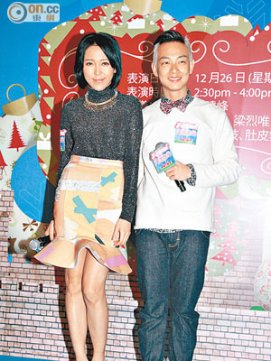 昨日「拆禮物日」唯唯（右）和鍾舒漫齊齊出席聖誕活動。