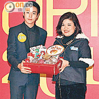 李玹雨與新鴻基地產租務總經理馮秀炎(右)，帶領千名粉絲齊倒數。