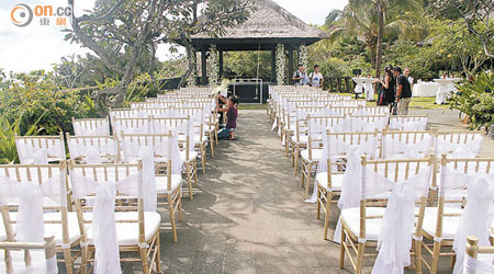 婚禮場地以白紗及白色花串布置。