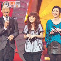 多才多藝的阿田（右）曾主持過歌唱比賽節目《超級巨聲》。