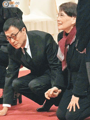 劉家昌進入會場後一見六叔的相片即激動下跪，六嬸也受感動而一起下跪。