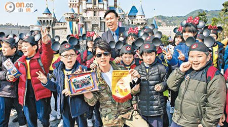 父愛泛濫的吳尊早前帶同粉絲及智匡會的小朋友到迪士尼樂園大玩特玩。