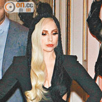 Lady GaGa以低胸裝出席撐場。