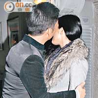 劉倩婷獲老公吻賀。