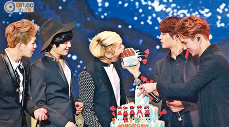 SHINee獲歌迷送上大蛋糕，鐘鉉即大快朵頤。