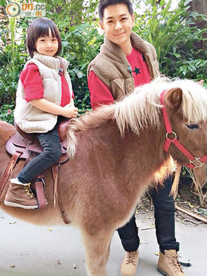 有份演《爸爸去哪兒》的林志穎與兒子Kimi在新一年親親馬匹。