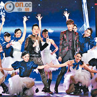 李敏鎬和庾澄慶在春晚合唱《情非得已》。