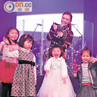 江若琳邀請小朋友上台與她合唱。