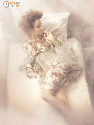 DOLCE & GABBANA<br> Silk blend floral prints dress 未定價<br>CHANEL<br> Off white ribbon lace pump $9,900<br> Beige corset (stylist's own)