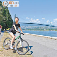 關心妍在加拿大度假，踩着單車四處遊玩。
