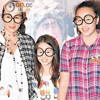 黃佩霞（左）與13歲女兒（右）及姨甥女一齊睇首映。
