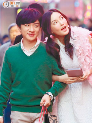 王祖藍與童菲在《黑》中合演情侶，二人站在一起甚有喜劇感。