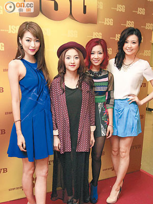 連詩雅（左起）、林欣彤、何雁詩與吳若希為勁歌錄影。