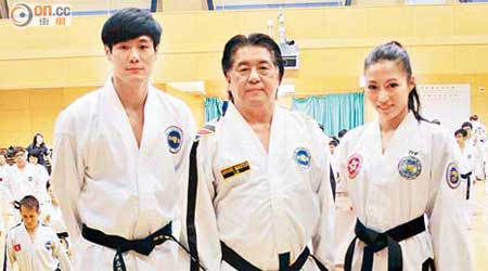 陳鈺芸（右）到中學主持跆拳道技術研習班。