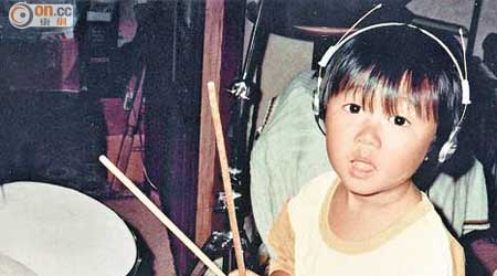 方大同以自己小時候的打鼓照作單曲封面。