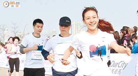 江若琳在一小時內完成十公里馬拉松賽。