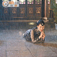 李彩華跌倒趴在地上，被暴雨淋至全身盡濕。