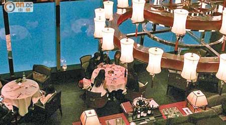 金秀賢在星級飯堂開餐，邊歎美食邊賞夜景。