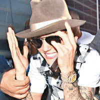 Justin舉高雙手時露出得戚的笑容。（東方IC圖片）