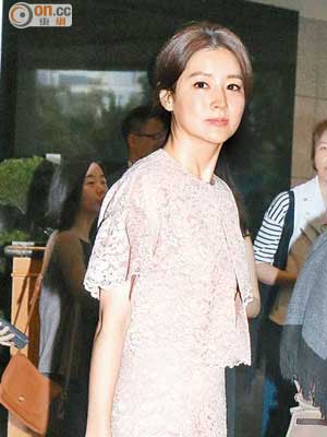 李英愛昨早穿粉紅色連身裙離開酒店，到中環出席活動。