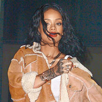 Rihanna潮用一千美元圖案手袋搶鏡。（Splash News/東方IC圖片）