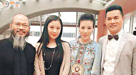 呂良偉、楊小娟夫婦與珠寶設計師陳世英（左一）及神童畫家林曦在北京展覽上，交流藝術心得。