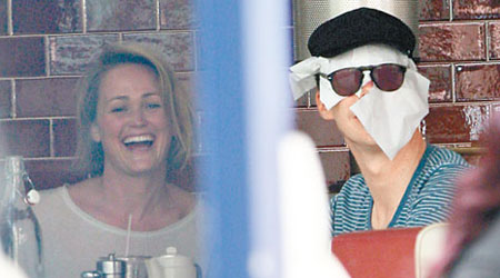 Benedict（右）前日於餐廳「紙巾包頭」。（Splash News／東方IC圖片）