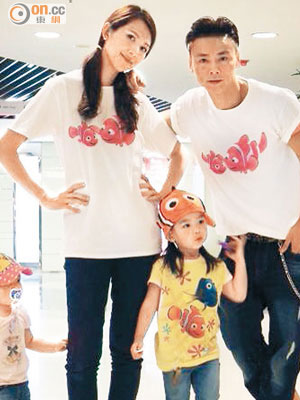 蔡少芬、張晉和大女楚兒穿《海底奇兵》T恤參加學校的親子活動，細女信兒的服裝也與家人同出一轍。