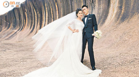 徐若瑄與老公李雲峰在澳洲名勝波浪岩影結婚照，靚人靚景。
