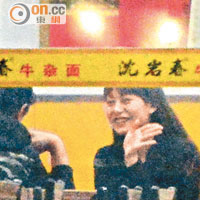 陳浩民與女子在席上似興奮研究掌紋。