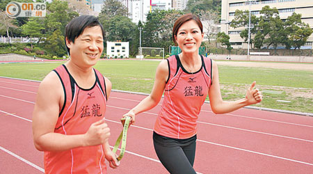 林淑敏領着視障人士練跑。