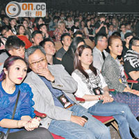 楊千嬅和容祖兒齊齊欣賞演唱會。