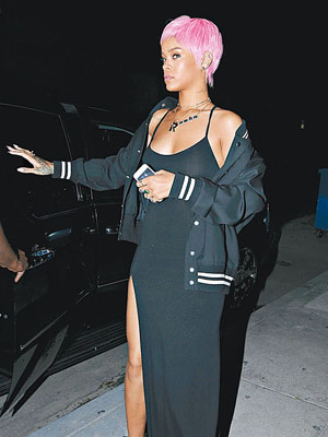 Rihanna步出餐廳，性感衣着最為吸睛。（Splash News／東方IC圖片）
