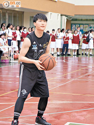 胡鴻鈞熱愛打籃球。