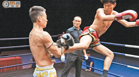 蕭正楠（右）落足力上陣拍打拳戲份，弄致周身瘀傷都表示值得。