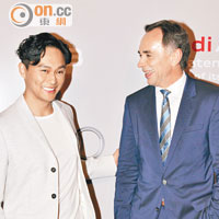 張智霖與奧迪香港董事總經理Reinhold Carl言談甚歡。