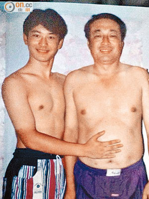 黃曉明（左）最愛爸爸的寛厚肩膀。