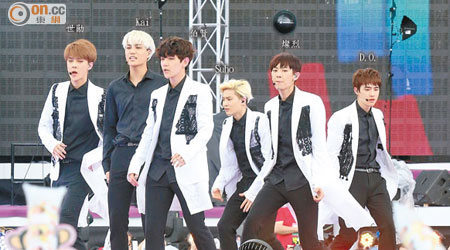 EXO-K穿白褸登場，勁歌熱舞跳到大汗淋漓。
