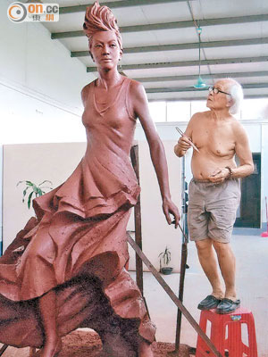 梅艷芳銅像製作過程曝光，曹崇恩教授專注造像，讓梅姐芳華再現。